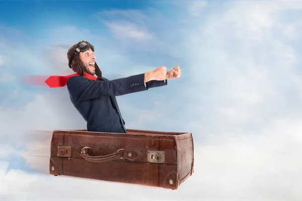 Zakenman Die Met Een Oude Koffer Door Lucht Vliegt — Stockfoto