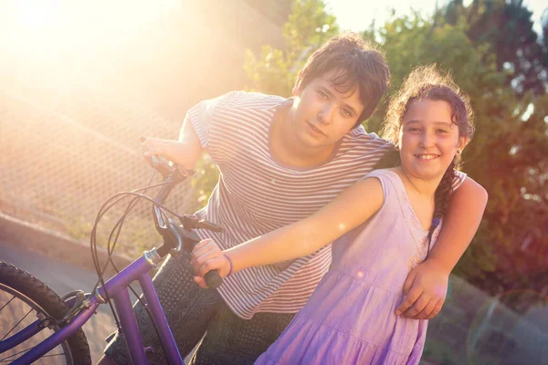 Счастливые Молодые Дети Пара Позирует Открытом Воздухе Закате Велосипедом — стоковое фото
