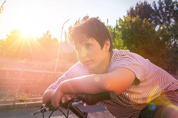 Garçon Posant Dans Vélo Extérieur Coucher Soleil — Photo