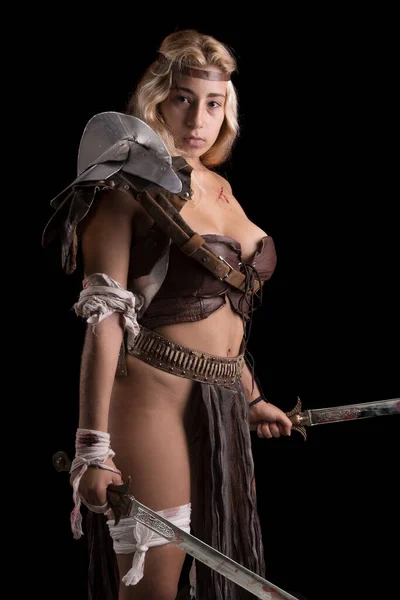 Ancienne Femme Guerrière Gladiateur Posant Dans Fond Sombre — Photo
