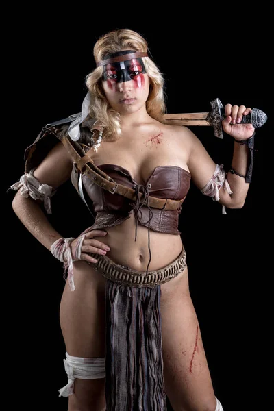 Mulher Antiga Guerreira Gladiadora Posando Fundo Escuro — Fotografia de Stock