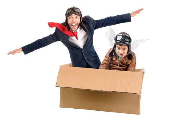 Hombre Niño Jugando Volando Una Caja Cartón Aislada Blanco — Foto de Stock