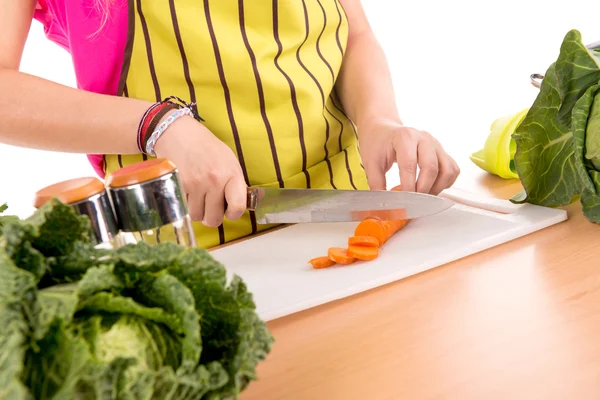 Frau kocht — Stockfoto