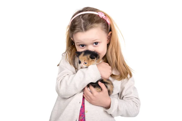 Fille avec bébé chat — Photo