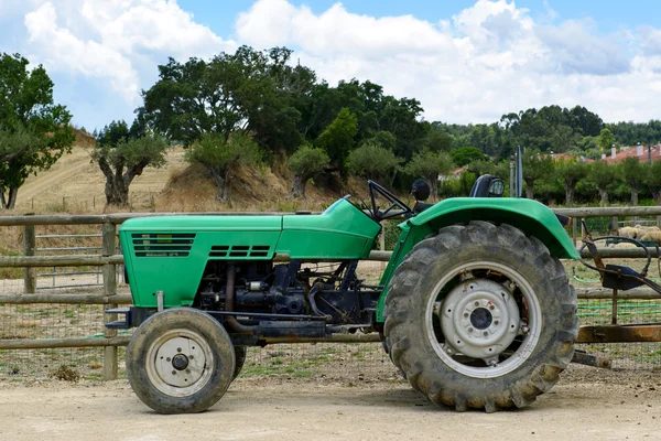 Traktor v terénu — Stock fotografie