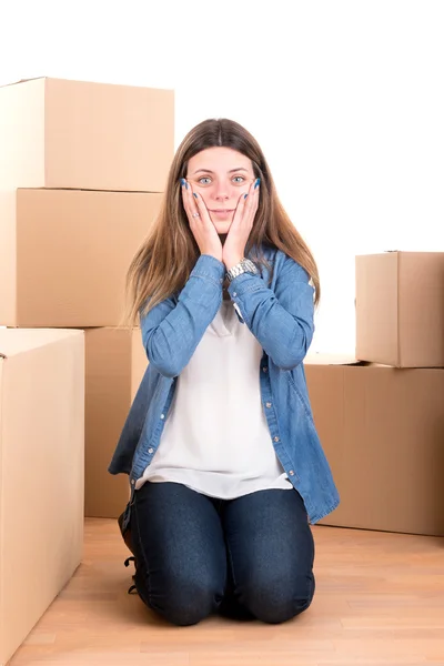 Ragazza stanca con scatole — Foto Stock