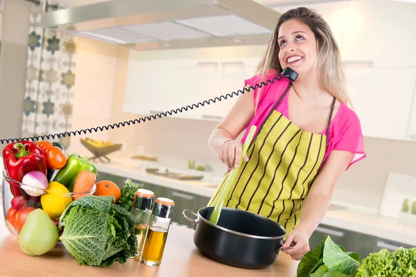 Mujer cocinando — Foto de Stock