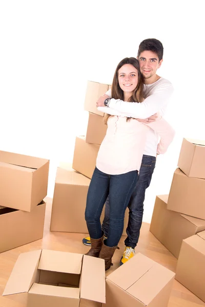 Lyckliga paret med lådor — Stockfoto