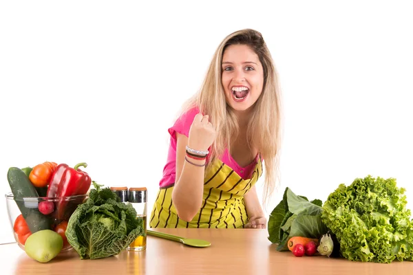 Schöne Frau beim Kochen — Stockfoto