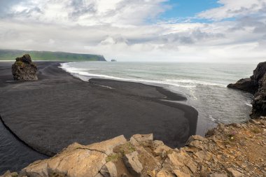 Siyah volkanik kum plaj