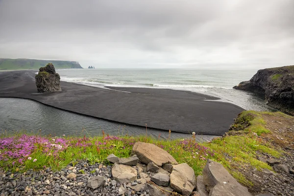 Spiaggia di sabbia vulcanica nera — Foto Stock