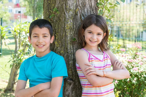 Les enfants dans le parc — Photo