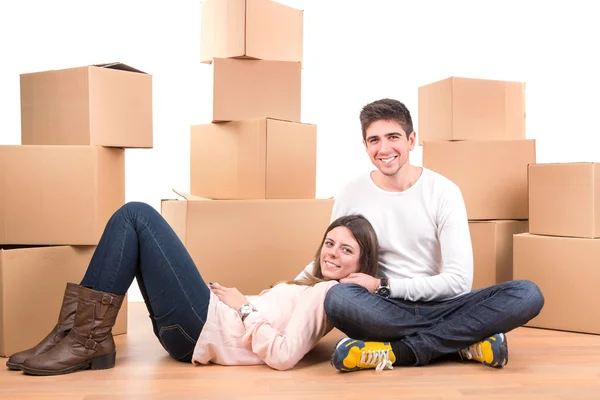 Casal feliz com caixas — Fotografia de Stock