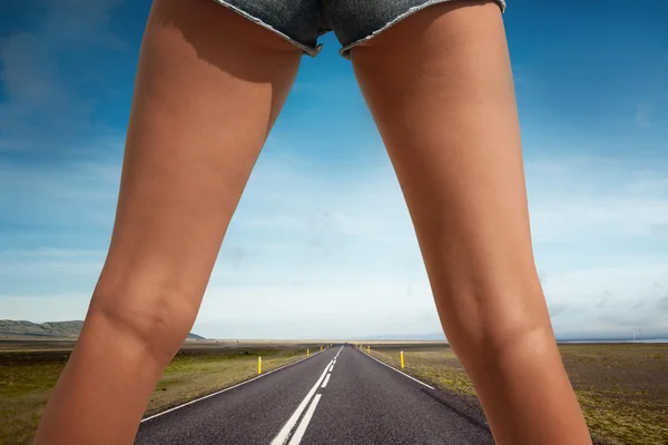 Ženské nohy na silnici — Stock fotografie