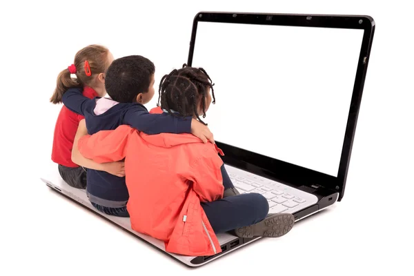 Kinderen in een laptop computertoetsenbord — Stockfoto