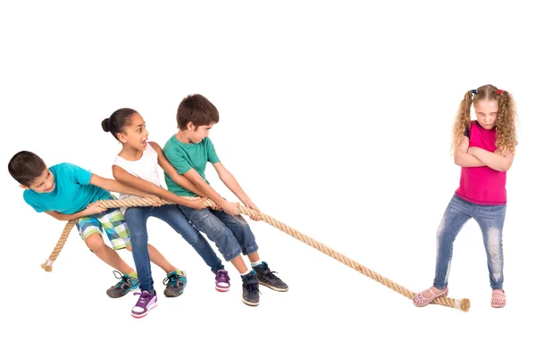 Дети в конкурсе по вытягиванию веревки — стоковое фото