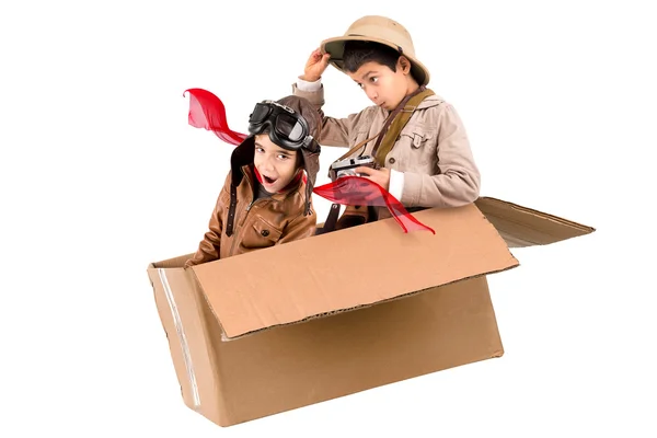 Τα παιδιά σε ένα κουτί από χαρτόνι — Φωτογραφία Αρχείου