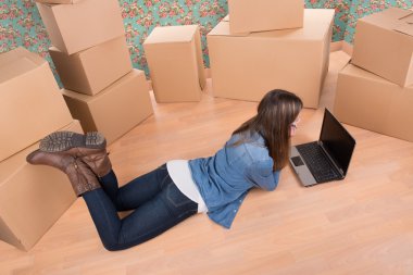 Kız karton kutuları açma