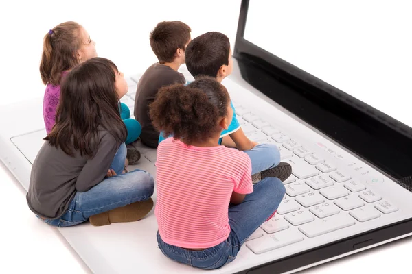 Děti na přenosném počítači — Stock fotografie