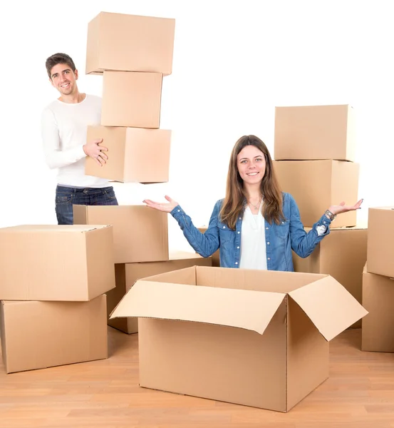 Casal com caixas que se deslocam para casa — Fotografia de Stock