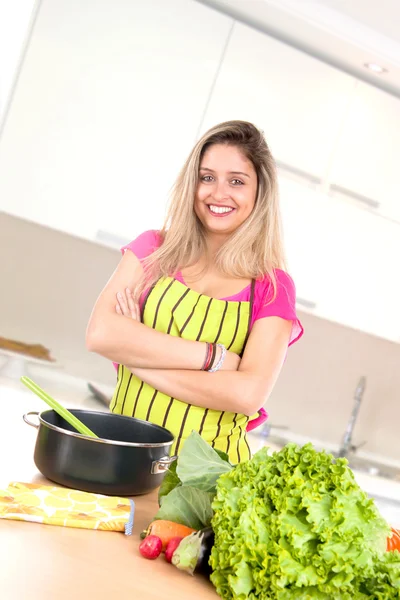 Donna cucina — Foto Stock