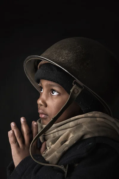 Niño soldado rezando —  Fotos de Stock