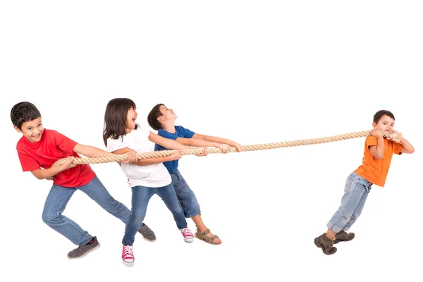 Gruppo di bambini tirando corda — Foto Stock