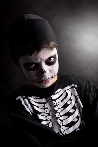 Niño en disfraz de esqueleto de Halloween — Foto de Stock