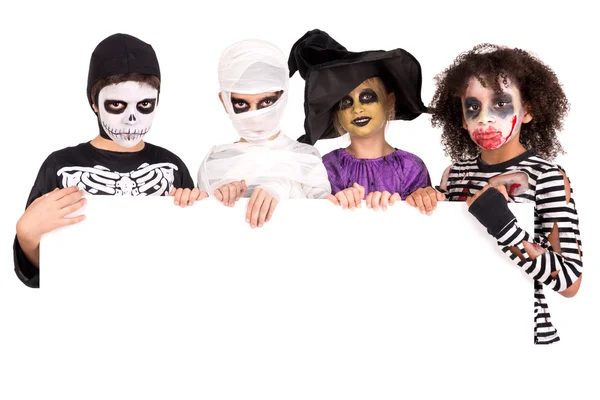 Niños con disfraces de Halloween — Foto de Stock