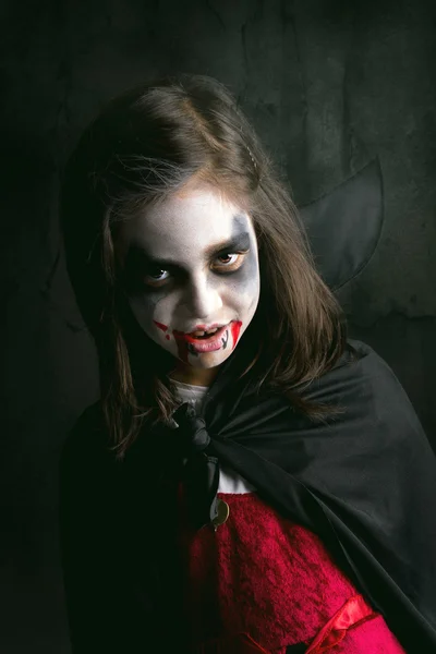 Menina no traje de vampiro de Halloween — Fotografia de Stock