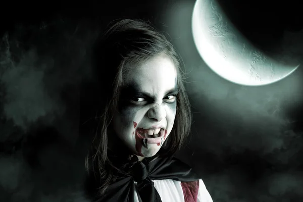 Chica en disfraz de vampiro de Halloween — Foto de Stock