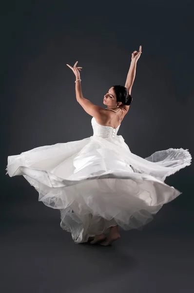 Beautiful bride dancing — Stock Photo, Image