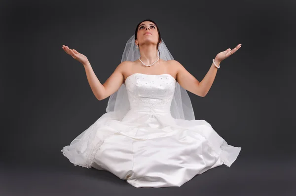 Beautiful bride posing — Stock Photo, Image