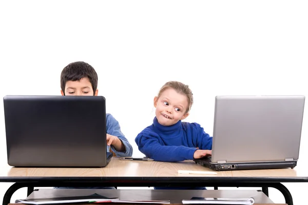 Les enfants dans la classe avec des ordinateurs portables — Photo