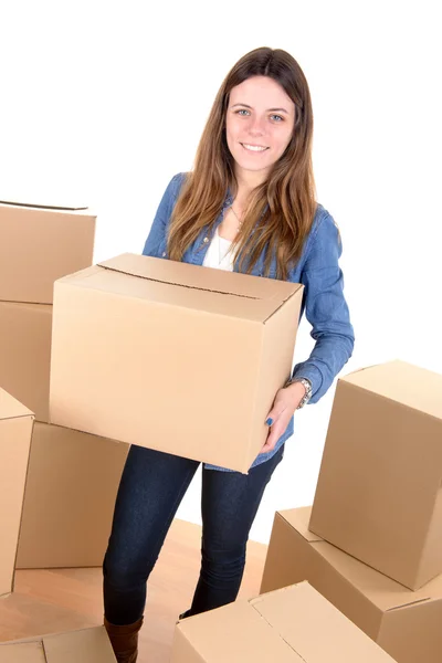 Chica con caja de cartón desembalaje — Foto de Stock