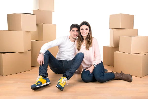 Casal feliz com caixas — Fotografia de Stock