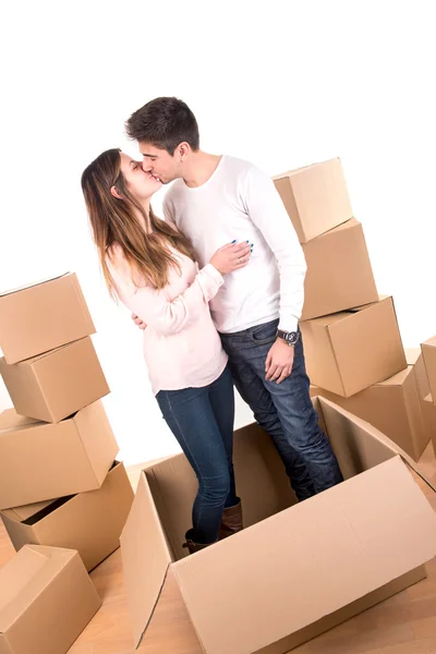 Casal feliz com caixas — Fotografia de Stock