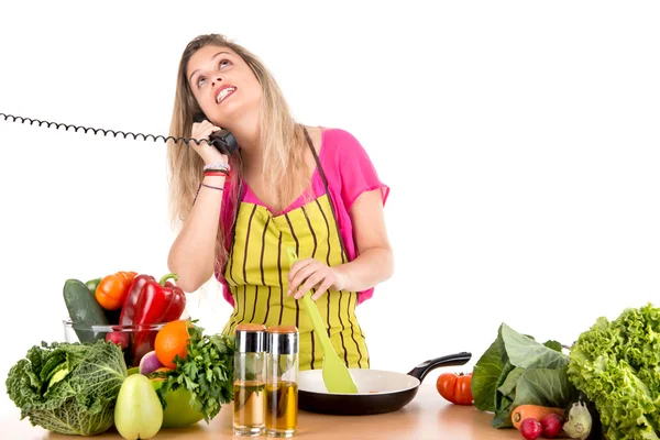 Mulher cozinhar e falar ao telefone — Fotografia de Stock