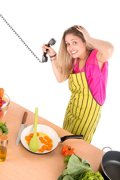 Femme cuisine et parle au téléphone — Photo