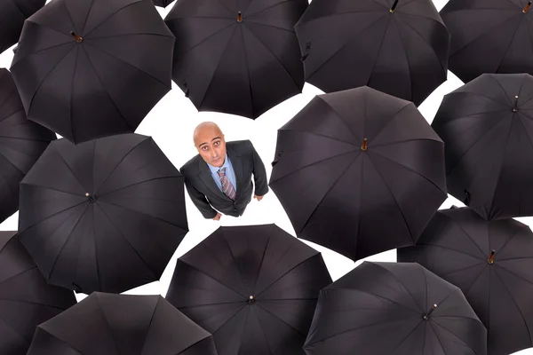 Бизнесмен с черными зонтиками — стоковое фото