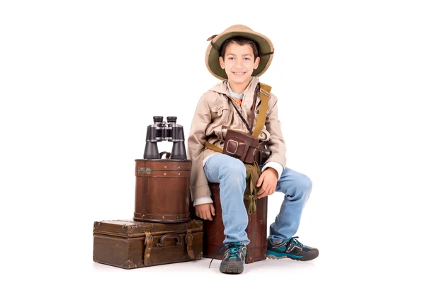 Chlapec s kufry hraje Safari — Stock fotografie
