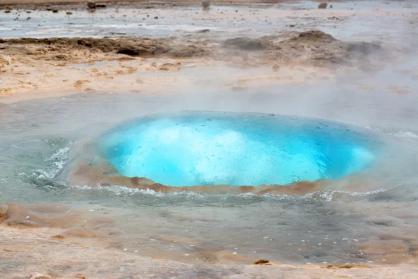 Strokkur geyser blåser högt — Stockfoto