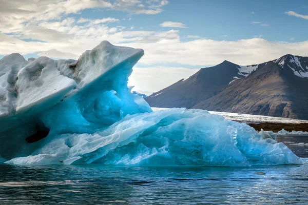 Jokulsarlon 环礁湖中的倒影 — 图库照片