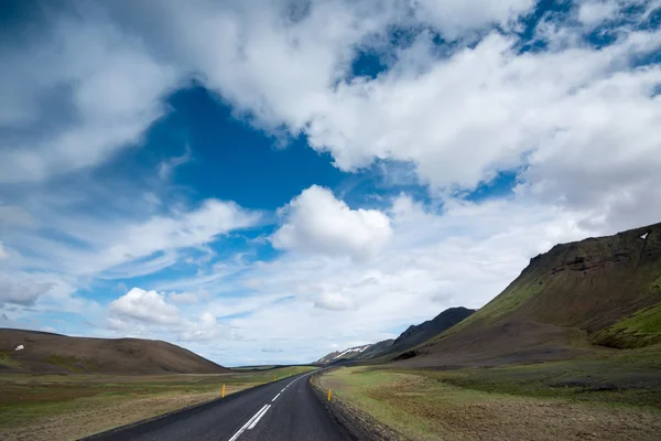 Bulutlu gökyüzü ile boş yol — Stok fotoğraf