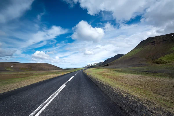 Bulutlu gökyüzü ile boş yol — Stok fotoğraf