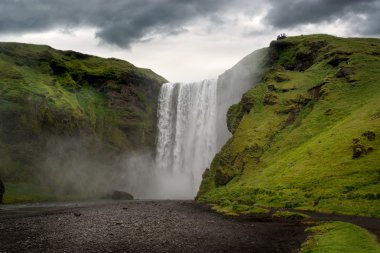 Güzel ve dramatik Skogafoss şelaleler