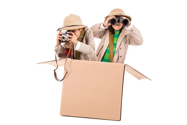 Casal de crianças jogando safari — Fotografia de Stock