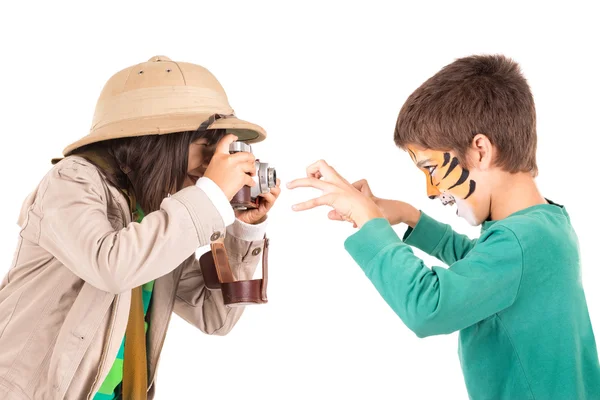 Safaritiger niño y niña explorador con cámara — Foto de Stock