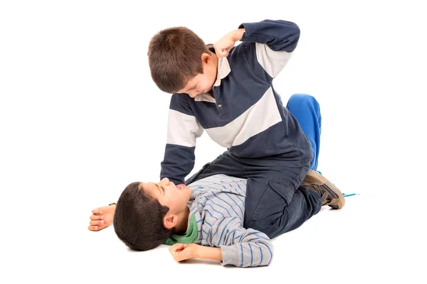 Junge Burschen kämpfen — Stockfoto