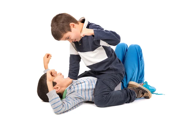 Chicos jóvenes peleando — Foto de Stock